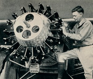 Charles Lindbergh controleert de motor van zijn vliegtuig voor zijn trans-Atlantische vlucht, 1927 door Unbekannt