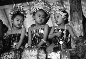Kinderen in traditionele kleding (zwart-wit foto)