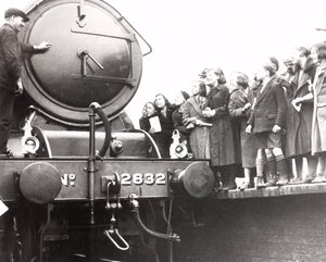 Kinderen kijken naar een stoomlocomotief, 3 maart 1936 door Unbekannt