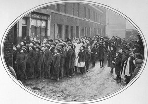 Kinderen wachten op gratis maaltijden, Londen, ca. 1900-1901