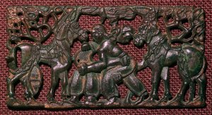 Chinese bronzen harnasplaat van worstelende mannen, 5e eeuw v.Chr.