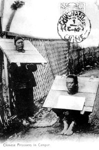 Chinese gevangenen in cangues, 1910 door Unbekannt
