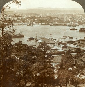 Christiania en haar drukke haven, N.W. vanaf het Ekeberg Koninklijk Paleis aan de rechterkant, Noorwegen, c1905 door Unbekannt