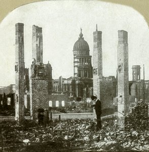 Stadhuis - Fotograaf op de voorgrond - Hoge bakstenen schoorstenen links staande
