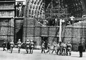 Verwijdering van zandzakbescherming van de gevel van de Notre Dame, door Duits bezet Parijs