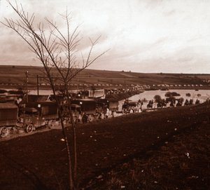 Kolom van vrachtwagens, Verdun, Noord-Frankrijk, ca. 1914-ca. 1918 door Unbekannt