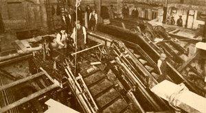 Constructie van roltrappen bij het Bank Station, Londen, ca. 1930 door Unbekannt