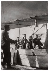 Graaf Zeppelin met zijn dochter in de gondel van Zeppelin LZ3, Duitsland, ca. 1906-1908, 1933