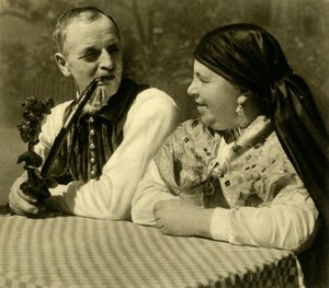 Koppel in traditionele kleding, Opper-Oostenrijk, c1935 door Unbekannt