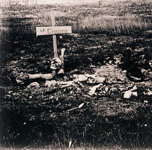 Kruis en menselijke resten, c1914-c1918