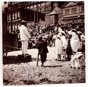 Menigte die naar een strandartiest kijkt, ca. 1905 door Unbekannt