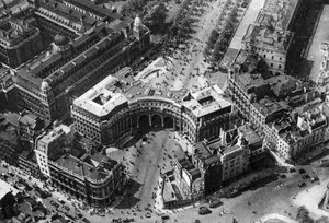 Mensenmassa verzamelt zich in The Mall voor de trooping of the colour, Londen, 1926-1927 door Unbekannt