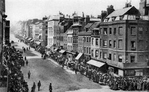 Mensen wachten op de koningin in St Jamess Street, Londen