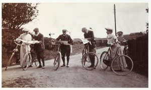 Fietsers die naar kaarten kijken, circa 1900 door Unbekannt
