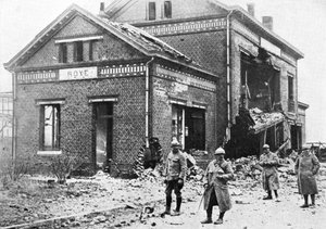 Beschadigd treinstation in Roye, Frankrijk, Eerste Wereldoorlog, 1918, c1920 door Unbekannt