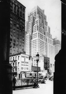 Het 40 verdiepingen hoge gebouw van de Standard Oil Company en rechts in beeld het douanekantoor, New York
