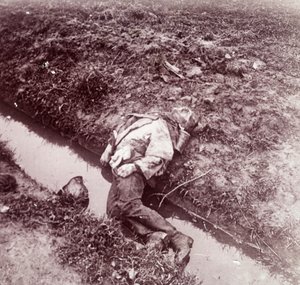 Dode Duitse soldaat, Ieper, Vlaanderen, België, c1914-c1918 door Unbekannt