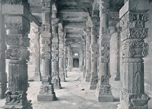Delhi. Gang van Hindoeïstische Zuilen in de Kutub Moskee, ca. 1910