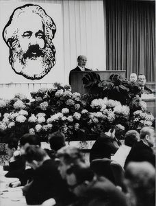 De voorzitter van de Staatsraad van de Duitse Democratische Republiek Walter Ulbricht bij een vergadering ter gelegenheid van de 150e verjaardag van Karl Marx. Berlijnse congreszaal. 2 mei 1968