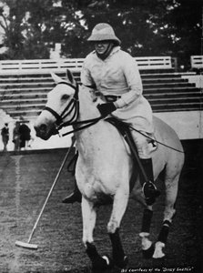 Ondanks zware verantwoordelijkheden kon het favoriete spel polo niet worden verwaarloosd, ca. 1930s, 1945