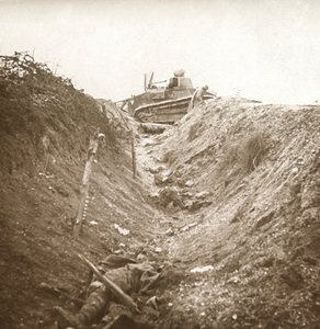 Vernietigde tank en dode lichaam, Auberives, Frankrijk, ca. 1914-1918