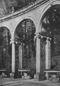 Detail van colonnade en fonteinen, Tempel van Muziek, Versailles, Frankrijk, 1924 door Unbekannt
