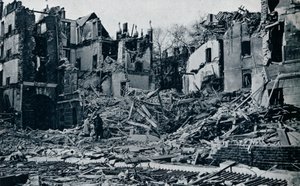 Verwoeste gebouwen, vanuit de binnentuin van de Tempel, 1941 door Unbekannt