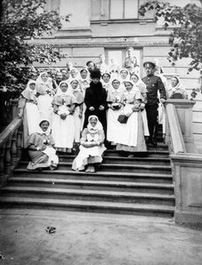 Keizerin-weduwe Maria Feodorovna van Rusland met verpleegsters buiten een ziekenhuis, Rusland, 1916 door Unbekannt