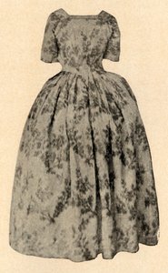Jurk van buff chinees zijde, gedragen door Lady Stuart in de Barbados Kolonie, ca. 1700, 1937 door Unbekannt