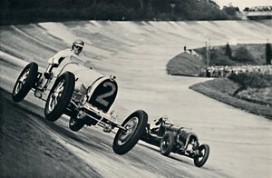 Earl Howe en Sir Henry Birkin racen in Brooklands, 1937 door Unbekannt