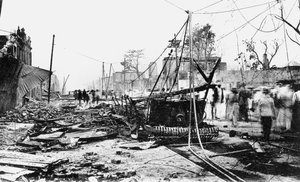 Aardbevingsschade en een uitgebrande auto, King Street, Kingston, Jamaica, 1907