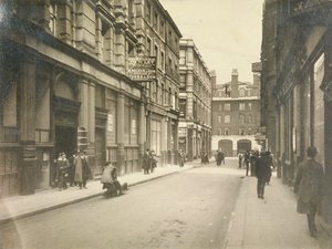 Oostkant van Jewin Street, Londen, ca. 1920 door Unbekannt