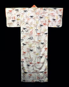 Geborduurde witte satijnen dameskimono, Japans, Edo-periode, 1600-1867 door Unbekannt