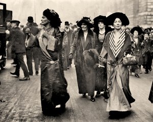 Emmeline Pethick Lawrence en Christabel Pankhurst, ca. 1908 door Unbekannt