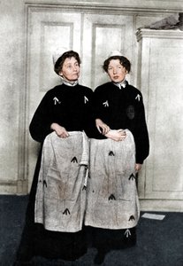 Emmeline en Christabel Pankhurst, Engelse suffragettes, in gevangeniskleding, 1908 door Unbekannt