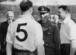 Engelse voetballer Eddie Hapgood ontmoet Koning George VI, ca. 1937-ca. 1944 door Unbekannt