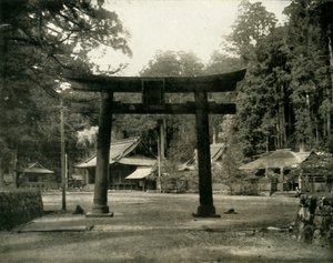 Ingang van een Shinto-tempel, in het Nikko-district van Japan, 1936 door Unbekannt