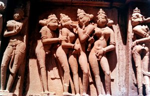 Erotisch beeldhouwwerk, Hindoe tempel, Khajuraho, India, 950 - 1050