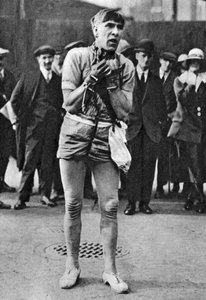 Escapoloog vermaakt theaterbezoekers in de rij, Londen, 1926-1927 door Unbekannt