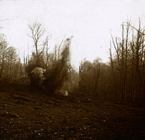 Explosie van granaat afgevuurd door een tank, ca. 1914-1918 door Unbekannt