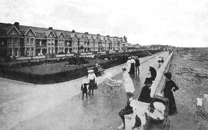 Families wandelen op New Parade, East Worthing, West Sussex, c1900s-c1920s