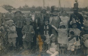 Verkleedwedstrijd, c1900 door Unbekannt