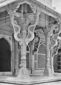 Fatehpur Sikri. Zuilen aan de voorkant van het graf van Sheik Salem Christi, c1910