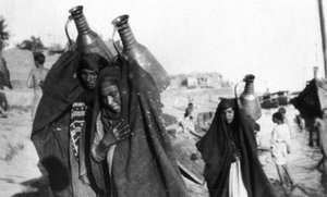 Vrouwelijke waterdragers, Amarah, Irak, 1917-1919 door Unbekannt