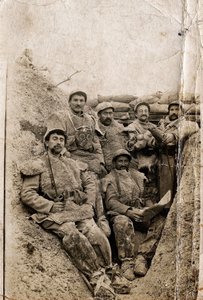 Eerste Wereldoorlog (1914-1918): Harige soldaten in winterkleding in een loopgraaf in 1916-1917. Ze dragen schapenvachten en een gasmasker. door Unbekannt