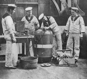 Het installeren van een elektrische contactmijn, 1914