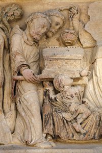 Fleury abdij basiliek noordpoort sculptuur: relikwie van Sint Benedictus, Saint Benoit sur Loire, Frankrijk door Unbekannt