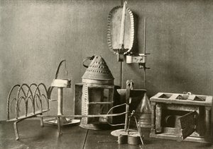 Voetverwarmer, olielampen, kaarskandelaar, tinnen lantaarn en broodrooster, 18e eeuw, 1937 door Unbekannt