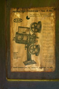 Voormalig hotel (Hostal Vell - la Toranesa). Interieur. De filmprojectiekamer. Cinema projector (Ossa Pergam tipo PVIII). Detail. De originele projectormanual.
