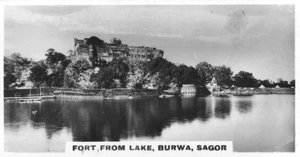 Fort vanaf het meer, Burwa, Sagor, India, ca. 1925 door Unbekannt